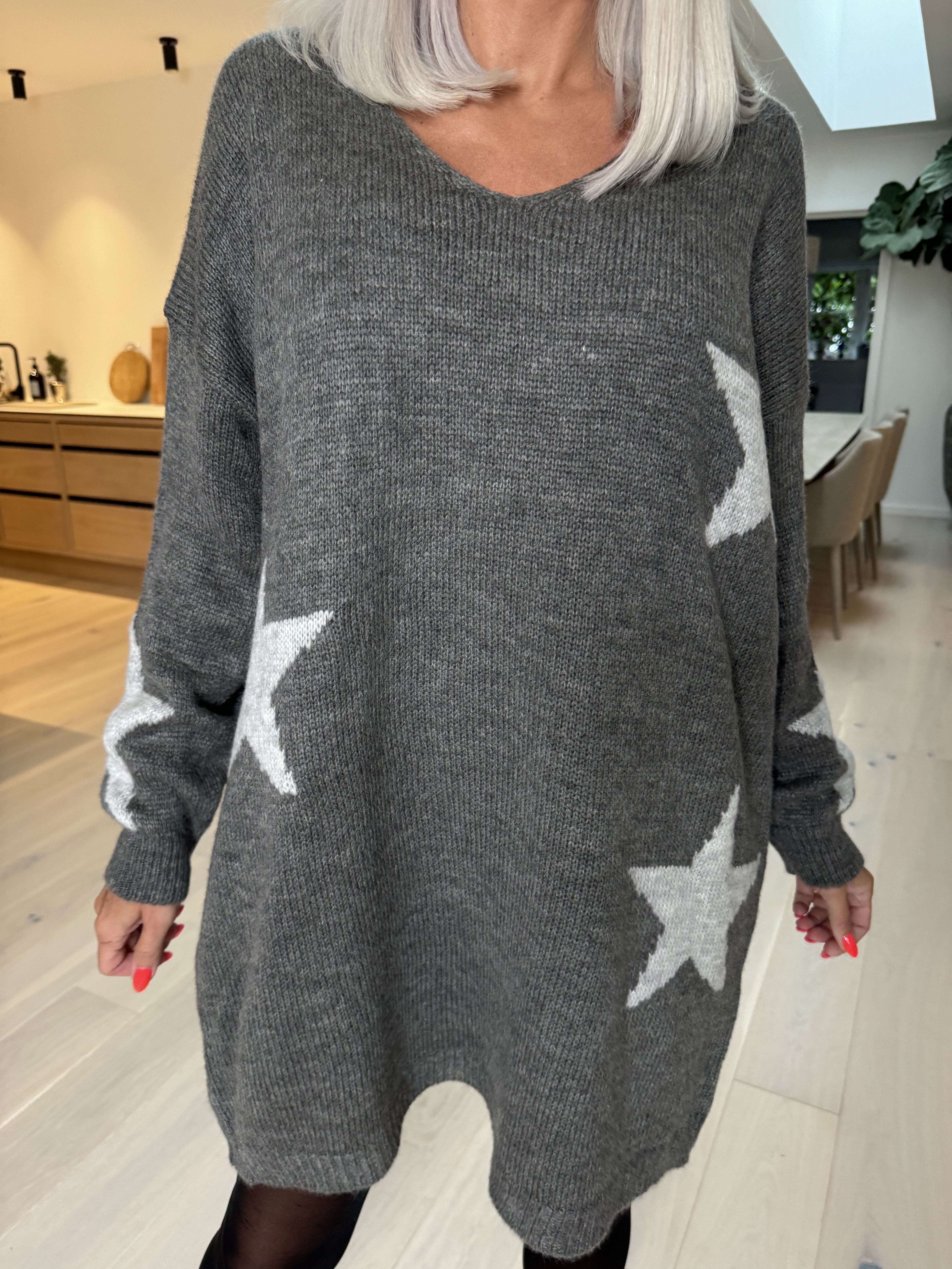 Zaria - Stickad klänning med stjärnor och v-ringning